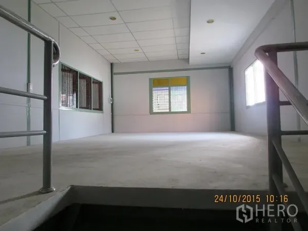 货栈 出租在Bang Khen, Bangkok - 仓库夹层办公室区域，设栏杆、吊顶照明与采光窗。