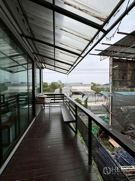 คลังสินค้า ให้เช่าในPrawet, Bangkok - ระเบียงชั้นสองมีหลังคาโปร่ง มองเห็นพื้นที่รอบโกดัง