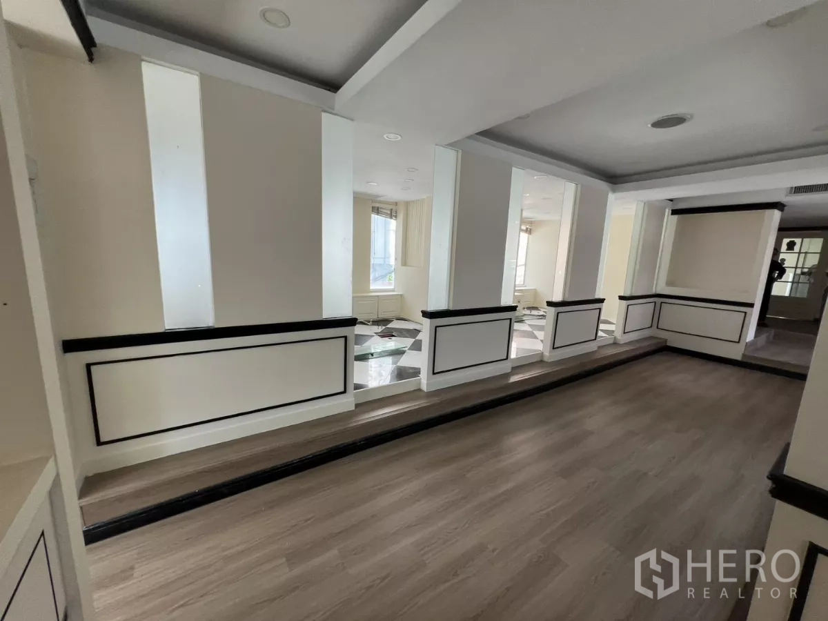 พื้นที่ขายปลีก ให้เช่า - ทางเดินกว้าง ผนังตกแต่ง เชื่อมสู่พื้นที่พื้นลายตาราง