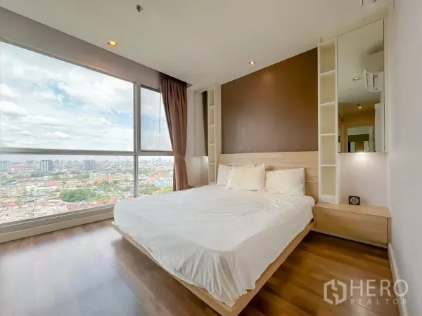 คอนโด ขาย - ห้องนอนหลักเตียงขนาดใหญ่ ตู้ชั้นบิลท์อิน และหน้าต่างมุมพาโนรามา