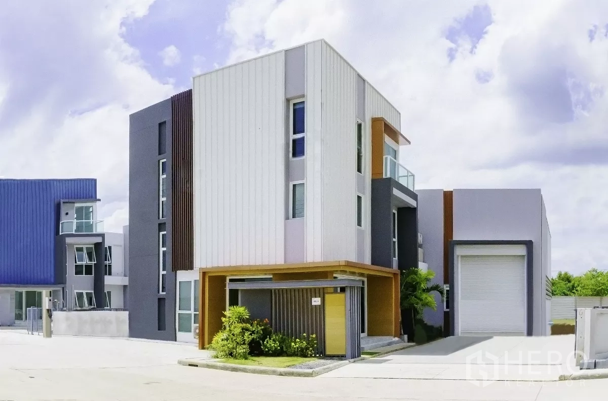 คลังสินค้า ขายในLam Luk Ka, Pathum Thani - มุมตึกหัวมุมเชื่อมต่อโกดัง พร้อมทางขับรถและผนังสีขาว