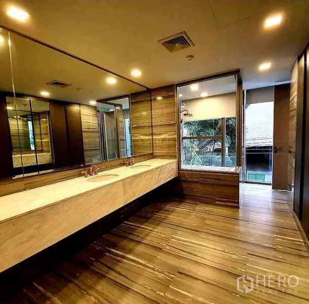 คอนโด ให้เช่าหรือขายในWatthana, Bangkok - ห้องน้ำขนาดกว้างพร้อมเคาน์เตอร์อ่างล้างหน้าคู่ กระจกเต็มผนัง และกระเบื้องลายไม้