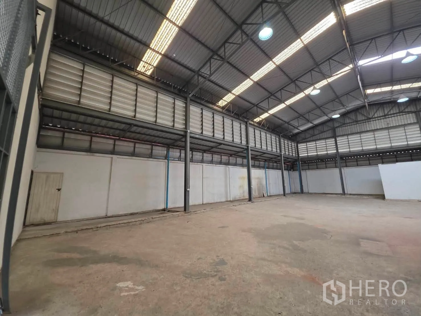 โกดัง for rent or sale in Phra Khanong, Bangkok - ภายในโกดังพื้นที่กว้าง หลังคาโครงเหล็กสูง มีสกายไลท์และพื้นคอนกรีตโล่ง