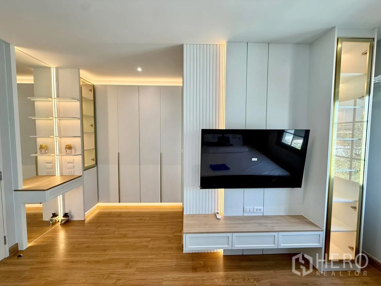 Detached House for rent in Bang Phli, Samut Prakan - Bedroom with built-in TV wall, wardrobe and vanity accented by LED lighting.