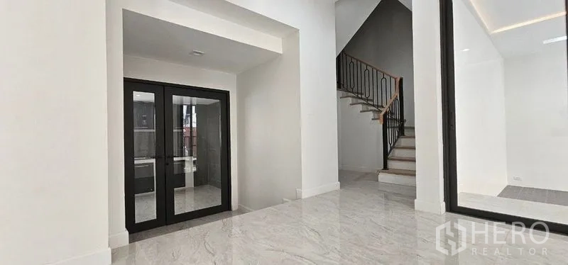 Home Office for rent in Khlong Toei, Bangkok - Entrance foyer with glass double doors and stairway leading upstairs.