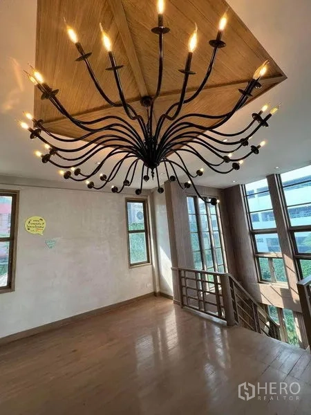 พื้นที่ขายปลีก ให้เช่าในPhaya Thai, Bangkok - โถงชั้นบนมีโคมระย้าขนาดใหญ่และหน้าต่างรอบด้าน