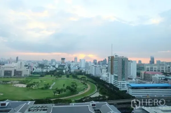 คอนโด ขายในPathum Wan, Bangkok - วิวพาโนรามาเห็นสกายไลน์กรุงเทพฯ และสนามแข่งของ Royal Bangkok Sports Club