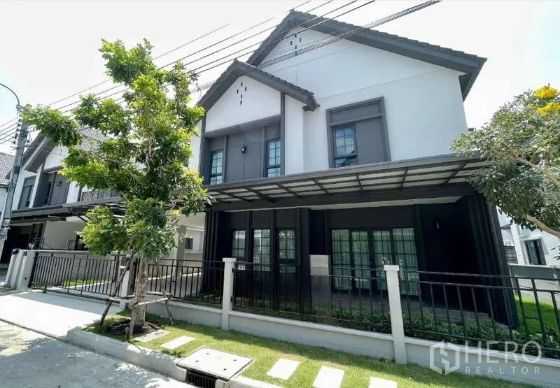 Detached House for rent in Bang Phli, Samut Prakan - Modern two-storey detached house facade with gated front yard and covered carport