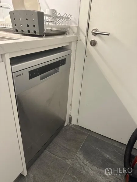 คอนโด ให้เช่าในKhlong Toei, Bangkok - เครื่องล้างจานสเตนเลสแบบบิวท์อินในพื้นที่ครัว