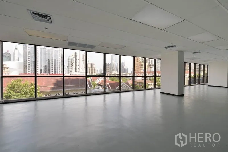 สำนักงาน ให้เช่าในPathum Wan, Bangkok - สำนักงานแบบเปิดมุมอาคาร กระจกเต็มบาน มองเห็นวิวสกายไลน์กรุงเทพฯ