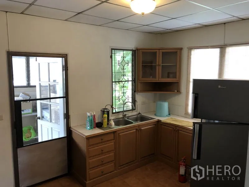 独立式住宅 出租 - 西式厨房，水槽、吊柜、窗户与冰箱。