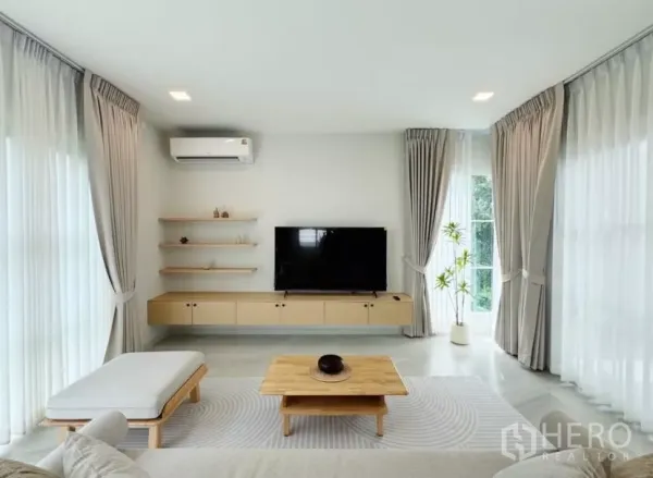 บ้าน ให้เช่าในBang Phli, Samut Prakan - มุมนั่งเล่นโปร่ง เพดานสูง ผ้าม่านโปร่ง พร้อมทีวีกำแพงและชั้นลอย