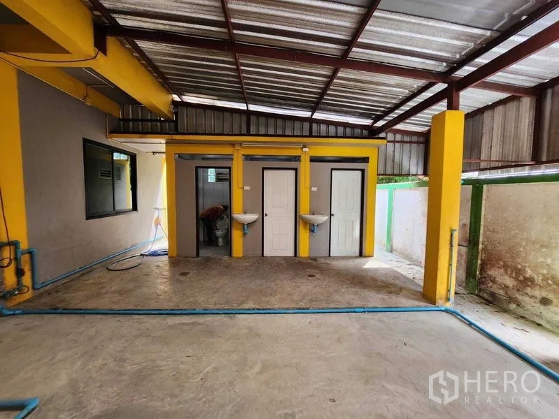 货栈 出租在Lat Krabang, Bangkok - 仓库服务区内的多间洗手间与洗手盆