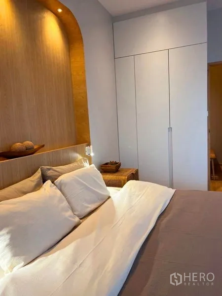 คอนโด ให้เช่าในRatchathewi, Bangkok - ดีเทลห้องนอนใหญ่ มีหัวเตียงบิลต์อิน โต๊ะข้าง และตู้เสื้อผ้าบานสูง