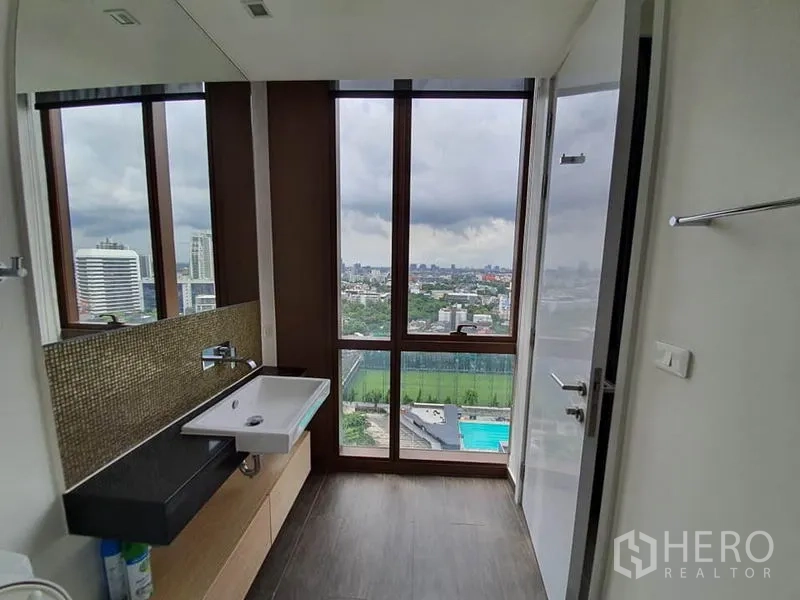 คอนโด ให้เช่าหรือขายในWatthana, Bangkok - ห้องน้ำพร้อมหน้าต่างบานใหญ่ อ่างล้างหน้า และวิวเมือง