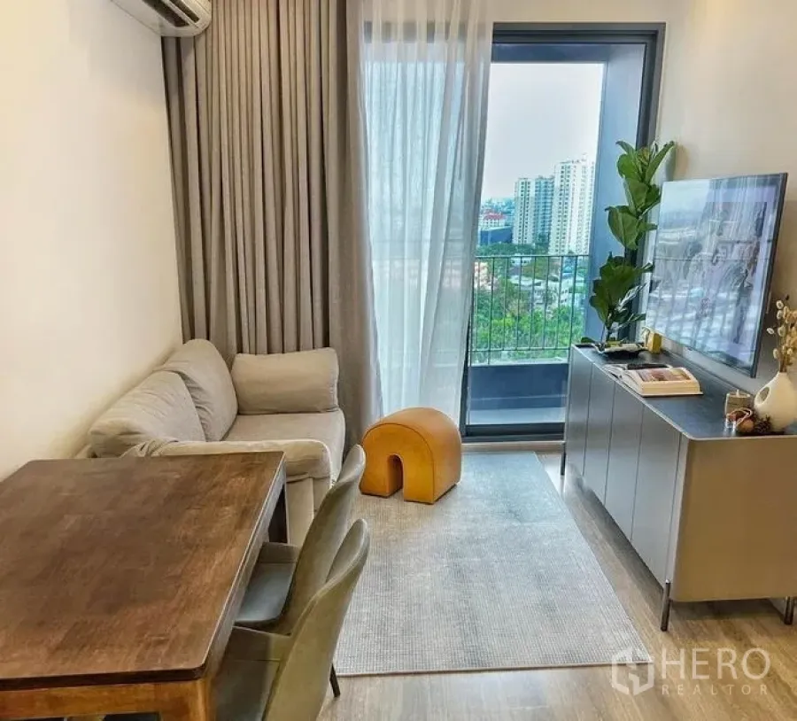 คอนโด ให้เช่าหรือขายในBang Na, Bangkok - โซนนั่งเล่นรับประทานอาหารเชื่อมต่อระเบียงชมวิวเมือง ใกล้ BTS อุดมสุข