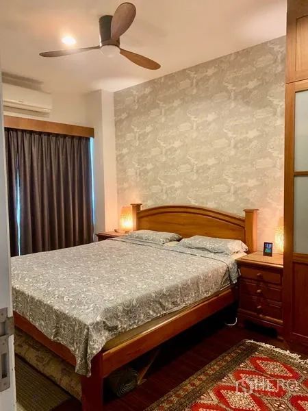 คอนโด ให้เช่าในBang Kapi, Bangkok - ห้องนอนอบอุ่น เตียงไม้ พัดลมเพดาน ผนังวอลล์เปเปอร์ลาย และผ้าม่านทึบ