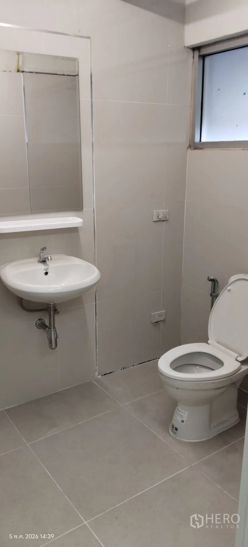 ตึกแถว for rent in Watthana, Bangkok - ห้องน้ำสะอาดพร้อมกระจก อ่างล้างหน้า และโถสุขภัณฑ์