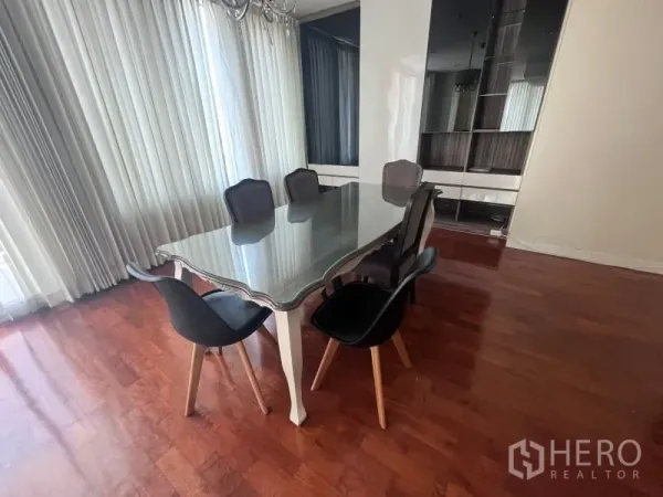 คอนโด ให้เช่าในKhlong Toei, Bangkok - มุมทานอาหารสว่างโปร่ง โต๊ะกระจก 6 ที่นั่ง ผ้าม่านสูงจรดเพดานและพื้นไม้จริง ในคอนโดคลองเตย