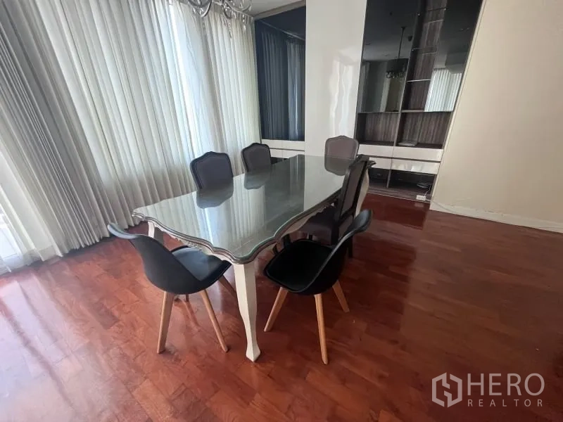 คอนโด ให้เช่าในKhlong Toei, Bangkok - มุมทานอาหารสว่างโปร่ง โต๊ะกระจก 6 ที่นั่ง ผ้าม่านสูงจรดเพดานและพื้นไม้จริง ในคอนโดคลองเตย