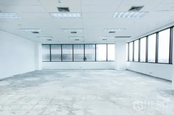 办公空间 出租在Bang Na, Bangkok - 约133平米的宽敞办公空间，双面采光与天花灯盘。