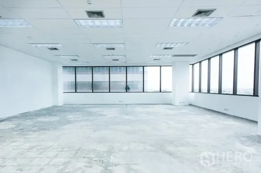 Office Space for rent in Bang Na, Bangkok - Spacious 133 sqm office floor plate with natural light from two sides and ceiling light panels.