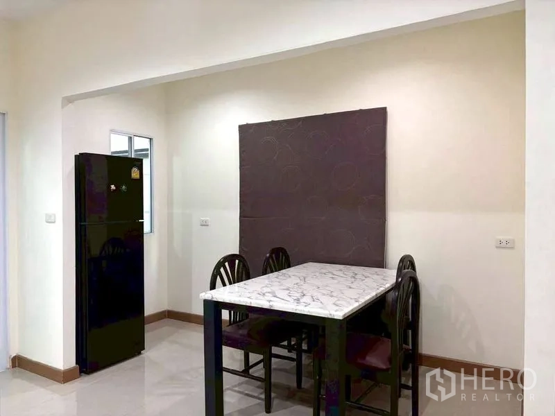 ทาวน์เฮาส์ for rent in Suan Luang, Bangkok - มุมทานอาหารพร้อมโต๊ะท็อปหินอ่อน เก้าอี้ และตู้เย็น