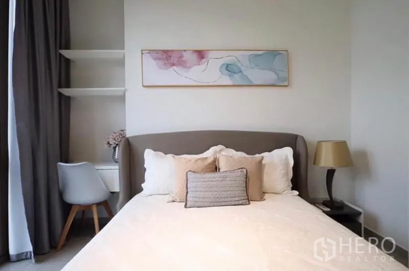 คอนโด ให้เช่าในWatthana, Bangkok - ห้องนอนที่สองพร้อมมุมทำงาน ชั้นลอย และโคมไฟหัวเตียง