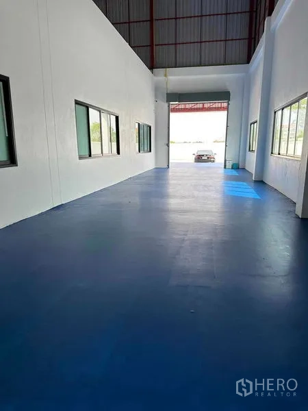 คลังสินค้า ขายในKhlong Luang, Pathum Thani - ช่องทางภายในโกดังยาว มีหน้าต่างต่อเนื่องไปยังประตูม้วนและทางเข้ารถ