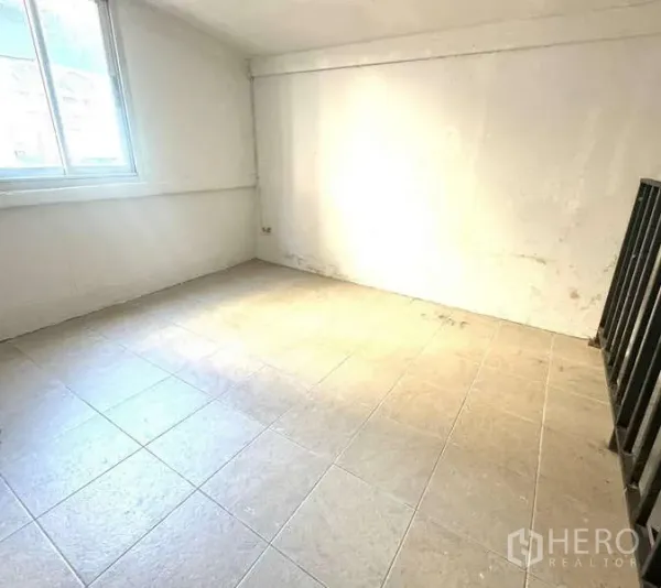 零售空间 出租在Watthana, Bangkok - 夹层带窗户、瓷砖地面与护栏，适合办公或储物。