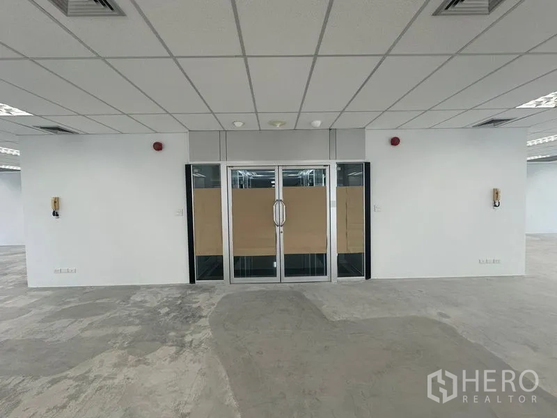 办公空间 出租在Bang Rak, Bangkok - 开放式裸装办公室，吊顶、玻璃双开门与消防设备一应俱全。
