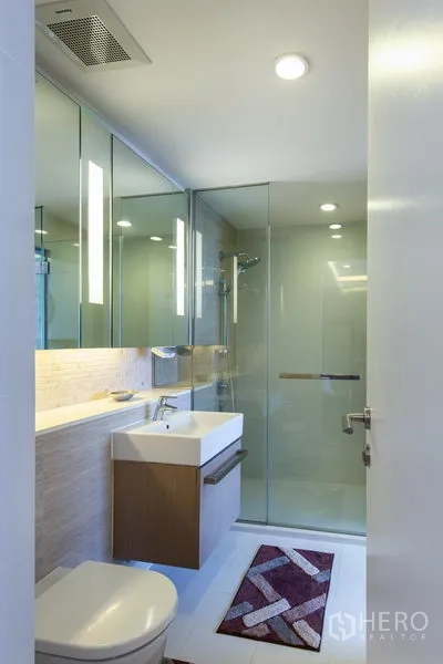 คอนโด ให้เช่าในWatthana, Bangkok - ห้องน้ำสว่าง มีห้องอาบน้ำกระจก อ่างล้างหน้า และตู้กระจก
