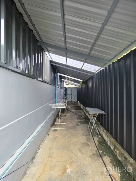 คลังสินค้า ให้เช่าในKhlong Toei, Bangkok - ทางเดินบริการข้างอาคารมุงเมทัลชีท พร้อมท่อระบายน้ำ