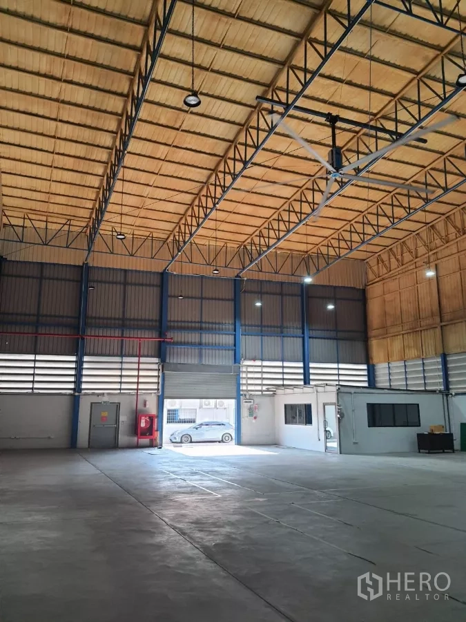 工厂 出租在Phra Pradaeng, Samut Prakan - 高挑钢结构厂房，配大吊扇与LED照明，卷闸门与内部办公室，抛光混凝土地面。
