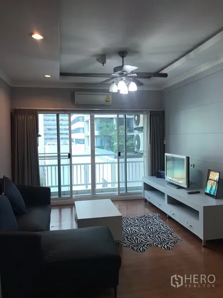 คอนโด ให้เช่าหรือขายในWatthana, Bangkok - ห้องนั่งเล่นสว่าง มีโซฟา โต๊ะวางทีวี พื้นไม้ และประตูกระจกบานเลื่อนออกสู่ระเบียงวิวเมือง