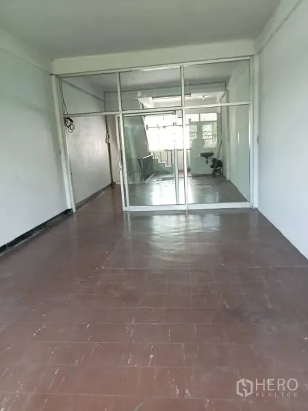 อาคารพาณิชย์ ให้เช่าในPhra Khanong, Bangkok - ห้องชั้นบน พื้นกระเบื้องสีน้ำตาล พร้อมผนังกั้นกระจกเต็มบานใกล้บันได