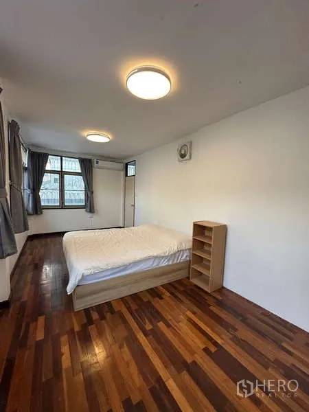 สำนักงานที่บ้าน ให้เช่าในDin Daeng, Bangkok - ห้องนอนพื้นไม้ เตียงคู่ หน้าต่างพร้อมผ้าม่านและไฟเพดาน