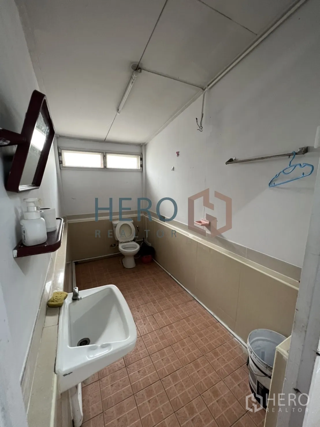 独立式住宅 出租在Watthana, Bangkok - 简洁卫生间，设洗手盆、坐便与地砖