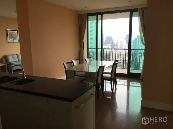 คอนโด ให้เช่าในKhlong Toei, Bangkok - พื้นที่รับประทานอาหารแบบเปิดพร้อมไอส์แลนด์ครัว เชื่อมต่อระเบียงชมวิวเมือง