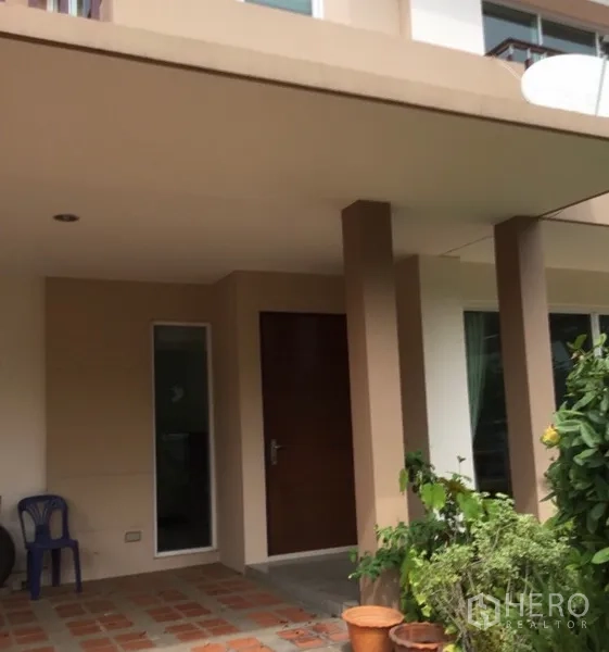 Detached House for rent in Bang Phli, Samut Prakan - Covered front porch with columns and greenery leading to the main entrance door.