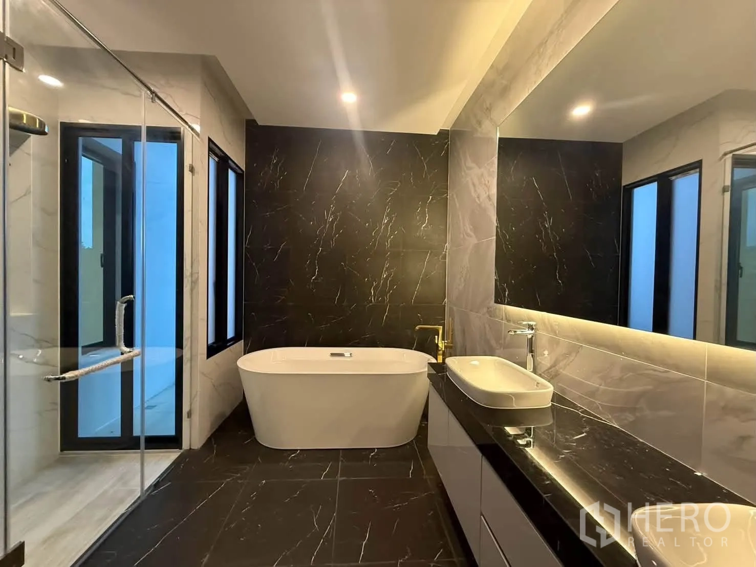 บ้านเดี่ยว for rent in Bang Khen, Bangkok - ห้องน้ำสไตล์ลักชัวรีมีอ่างอาบน้ำลอยตัว เคาน์เตอร์ยาว และผนังหินสีเข้ม