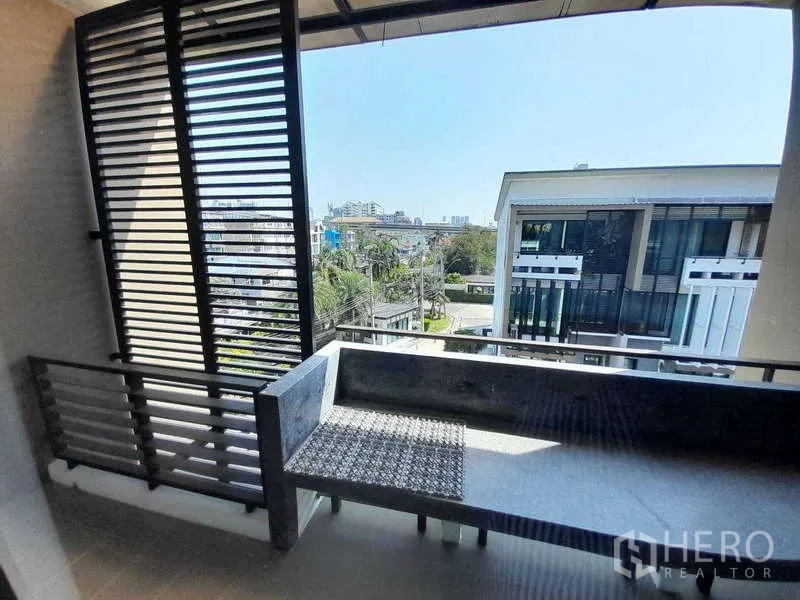 ทาวน์เฮาส์ ให้เช่าในKhlong Toei, Bangkok - ระเบียงมีระแนงบังแดด มองเห็นวิวเมืองชั้นบน