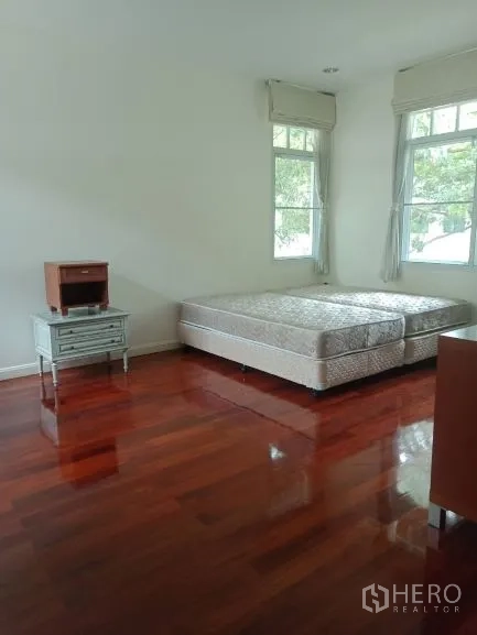 บ้าน ให้เช่าในBang Rak, Bangkok - ห้องนอนกว้างพร้อมที่นอนสองชุด รับแสงธรรมชาติ