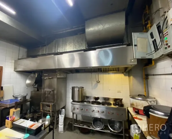 零售空间 出租在Watthana, Bangkok - 配不锈钢排烟罩和燃气灶的商用厨房