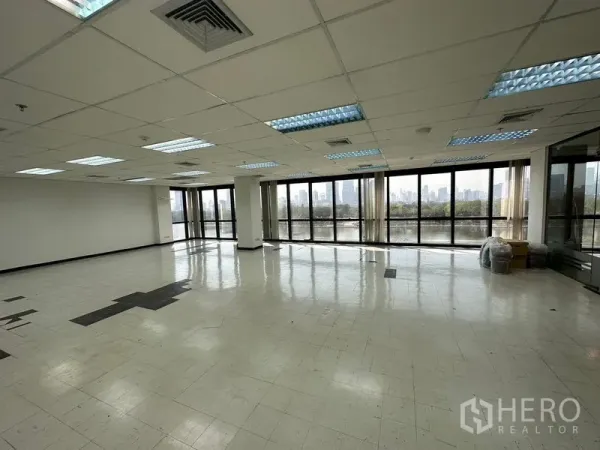 Office Space for rent in Khlong Toei, Bangkok - Bright corner office floor with panoramic glass walls and city view near Asok.