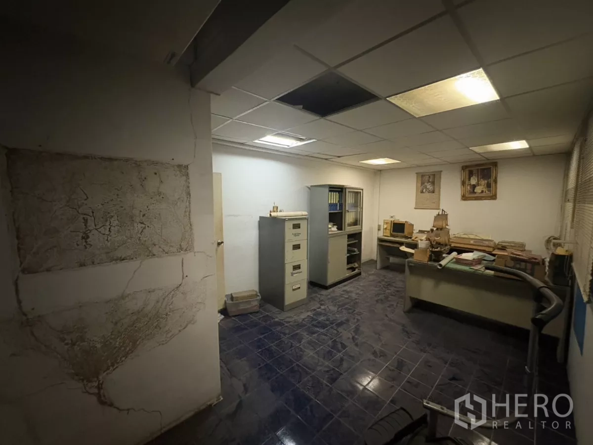 Warehouse for rent in Khlong Toei, Bangkok - Secondary office with tiled flooring and filing cabinets, suitable for refurbishment.