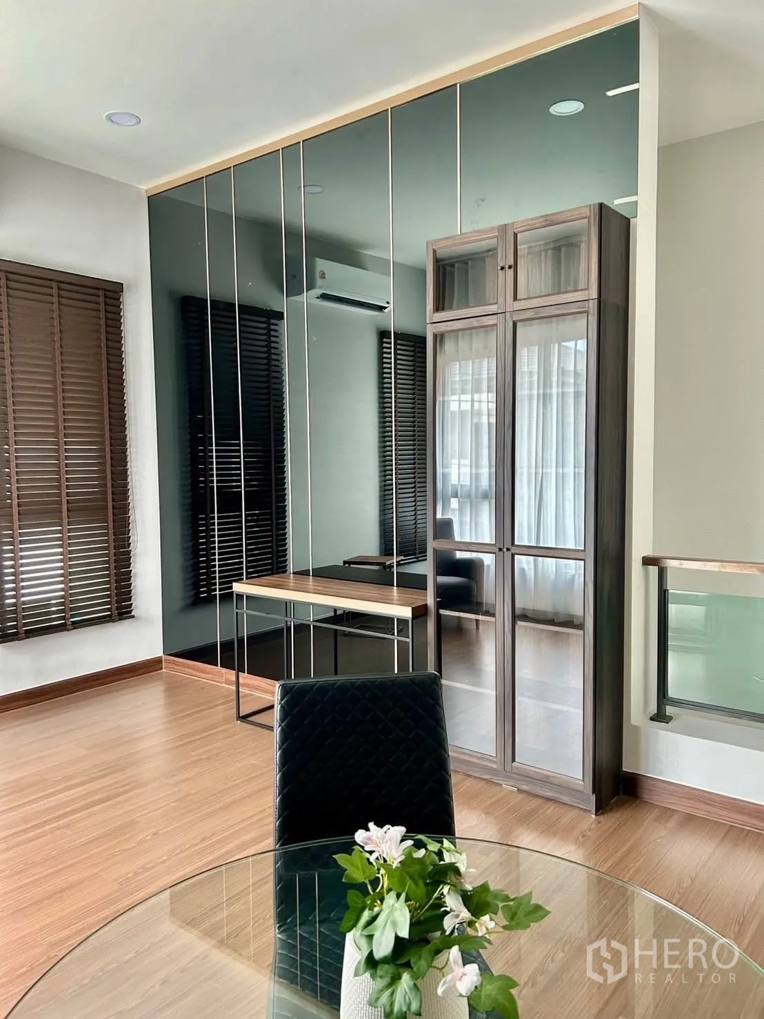 独栋房屋 for rent in Bang Phli, Samut Prakan - 明亮角落房间，镜面墙、书桌和木地板。