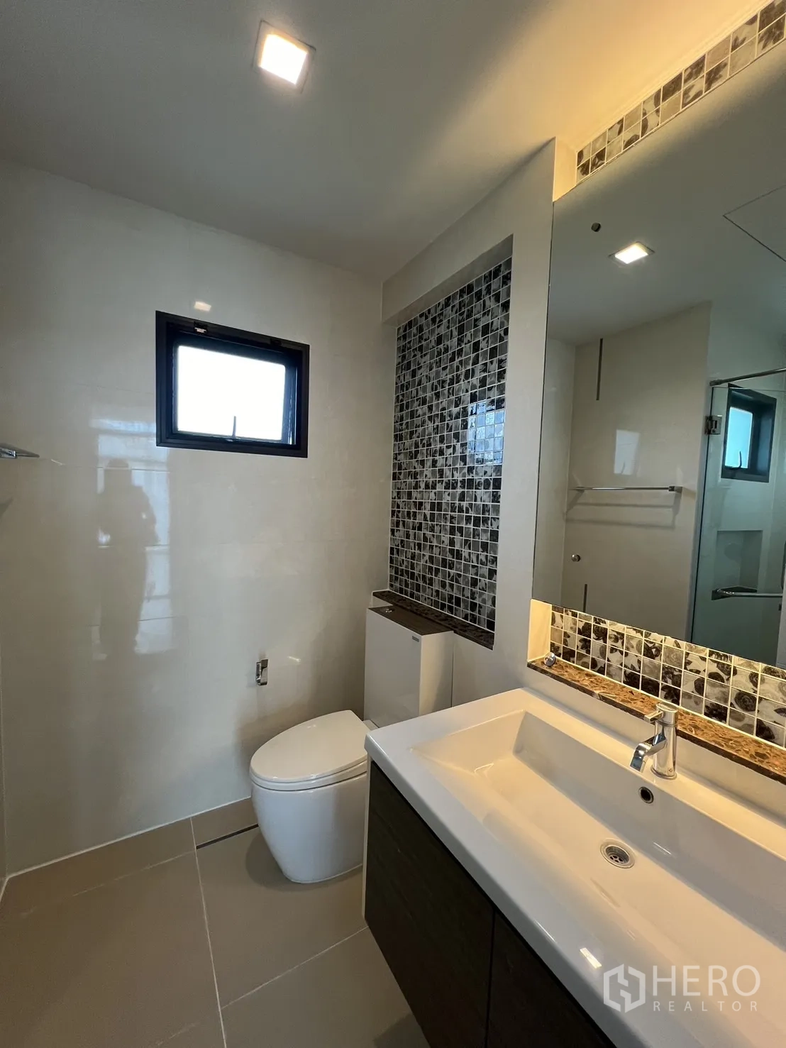 独立式住宅 出租在Bang Kapi, Bangkok - 主卫，马赛克装饰墙与宽台盆柜。