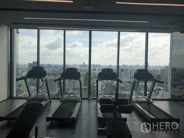 คอนโด ให้เช่าในChatuchak, Bangkok - ห้องฟิตเนสพร้อมลู่วิ่ง มุมมองสกายไลน์กรุงเทพจากชั้นสูง