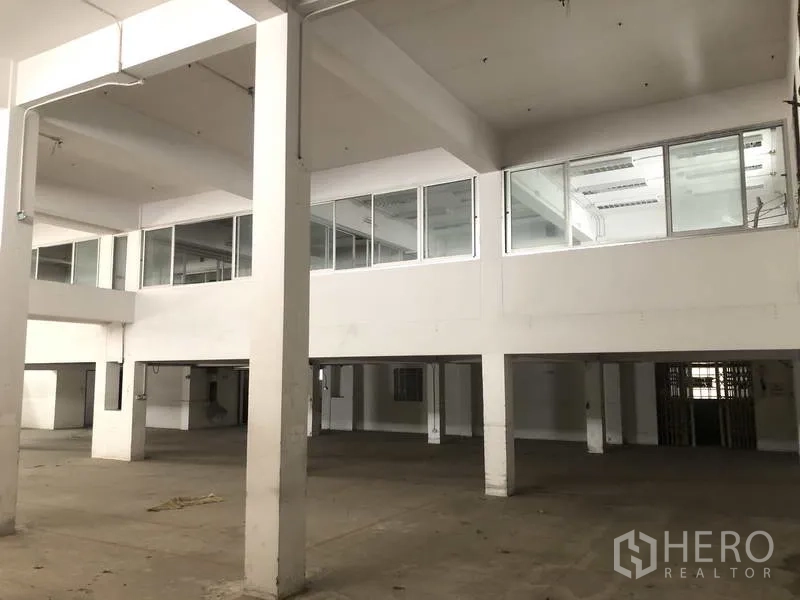 工厂 出租在Prawet, Bangkok - 宽敞厂房，高挑空层高，带玻璃隔断的夹层办公室